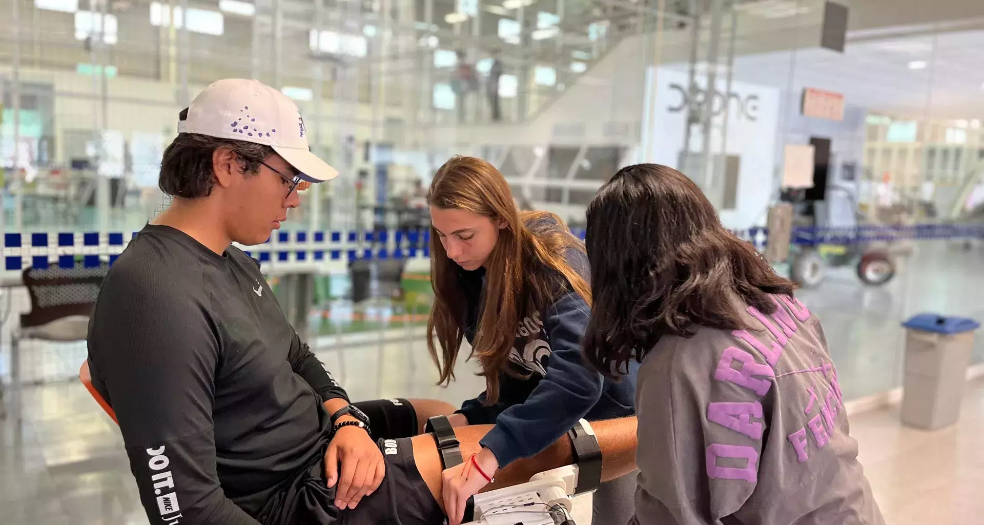 Estudiantes de medicina del Tec de Querétaro trabajando en su aparato de rehabilitación