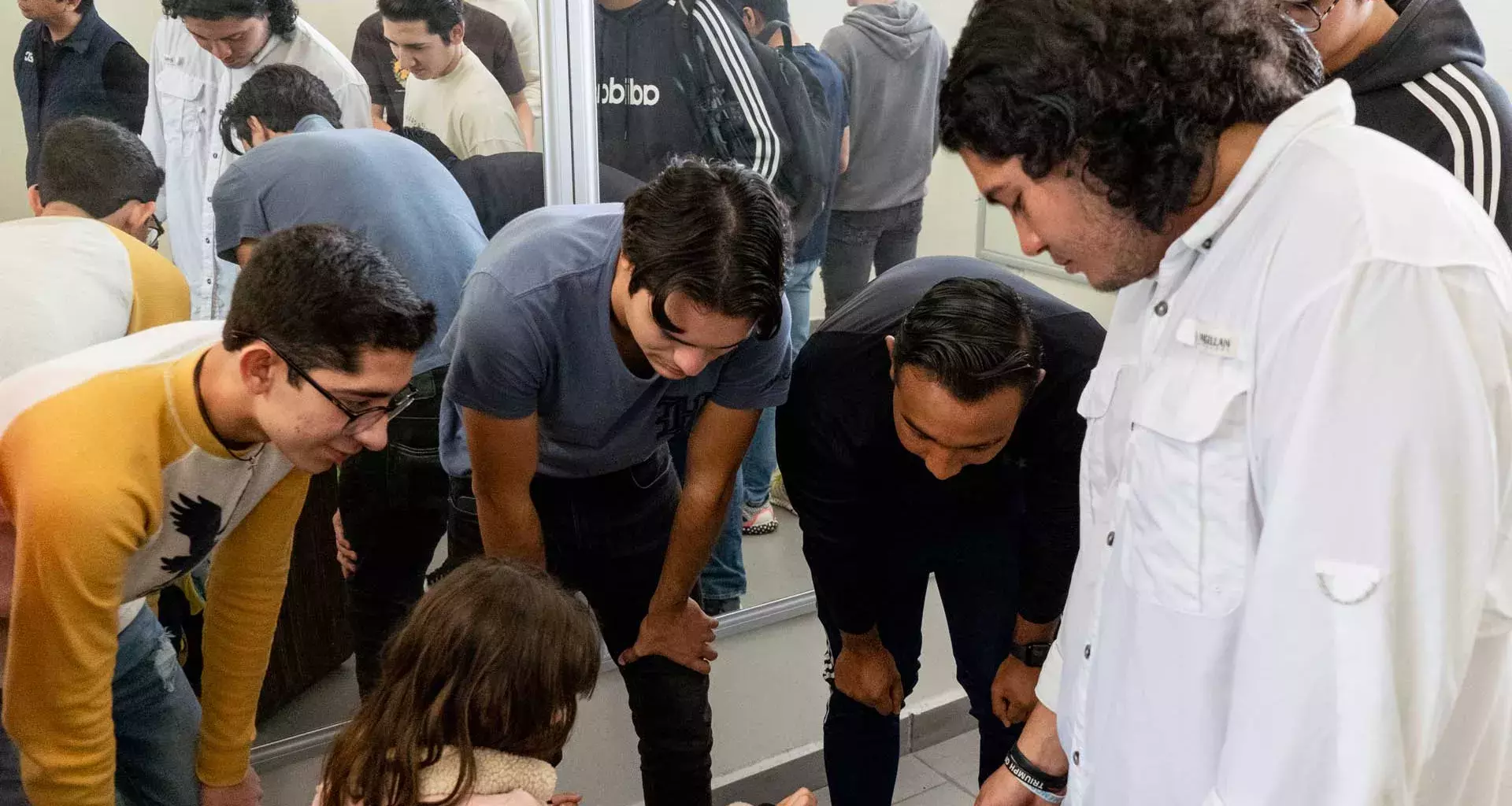 Estudiantes entregando silla a niña del CREE