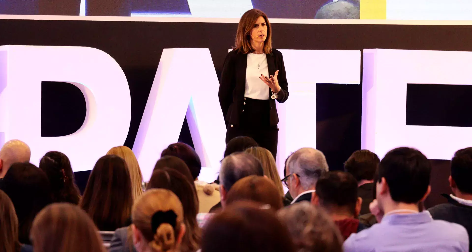 La psicóloga Diana Jiménez durante su conferencia "Adolescencia en positivo", en la Escuela de Gobierno y Transformación Pública.