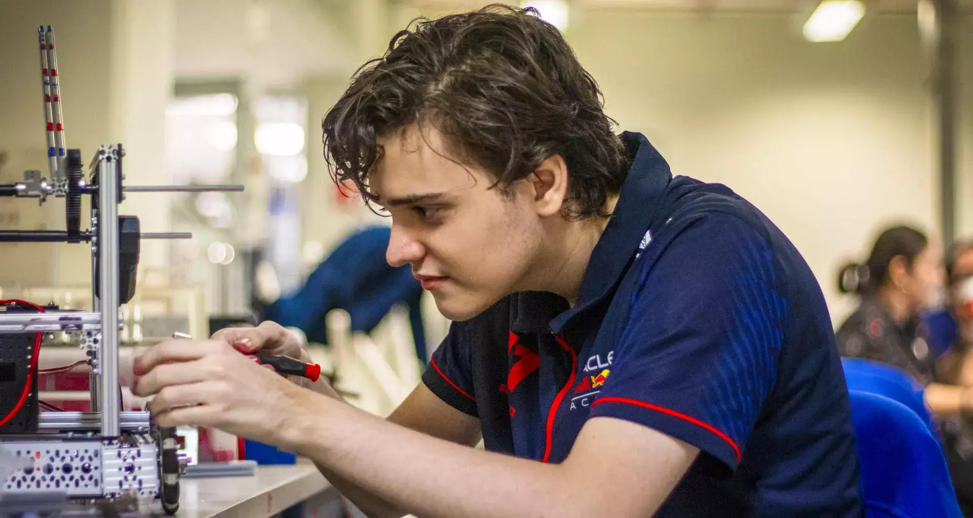 estudiante armando robot para competencia de robótica first 