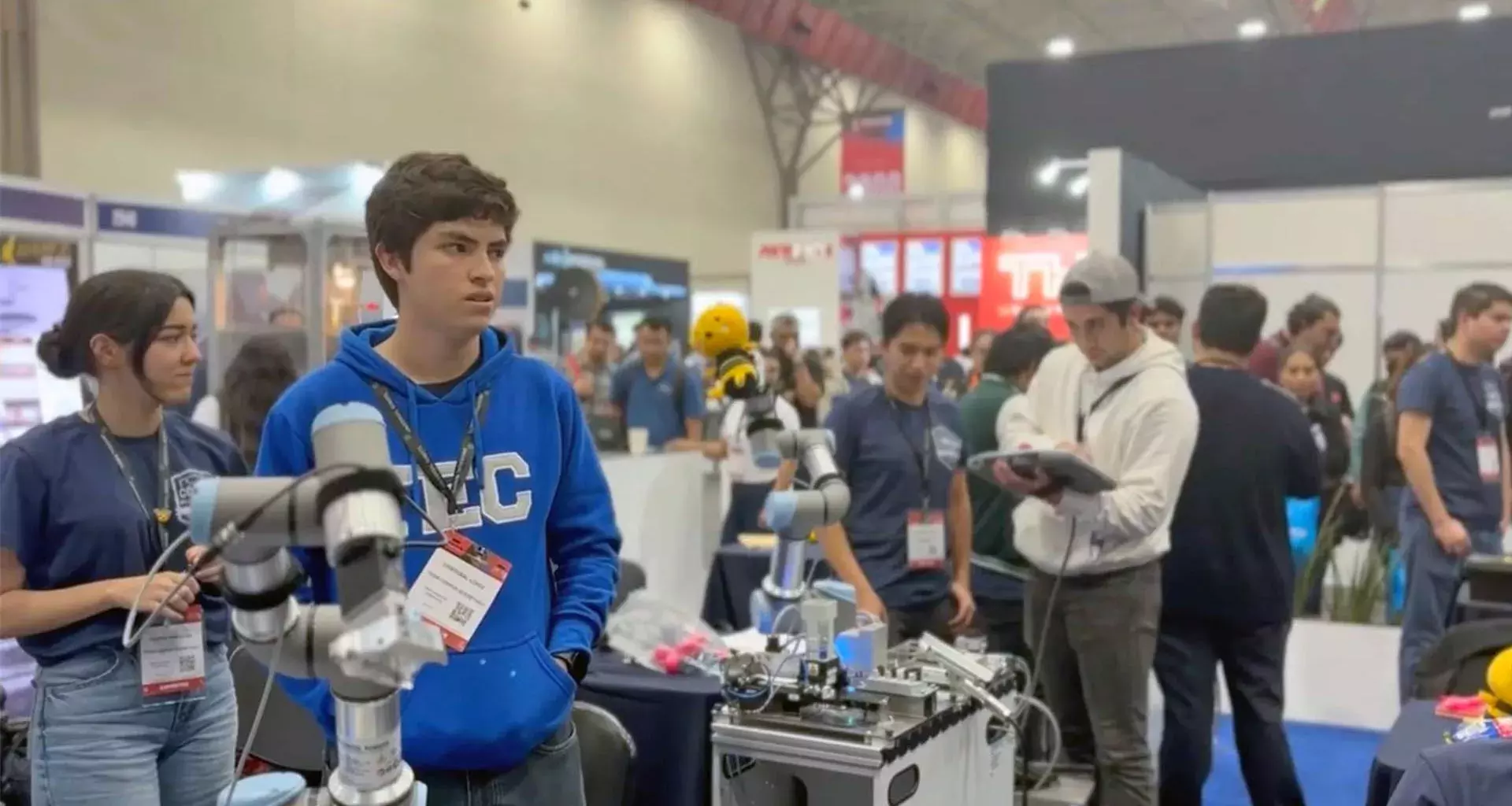 Estudiantes del Tec campus Querétaro triunfan con su robot en competencia internacional