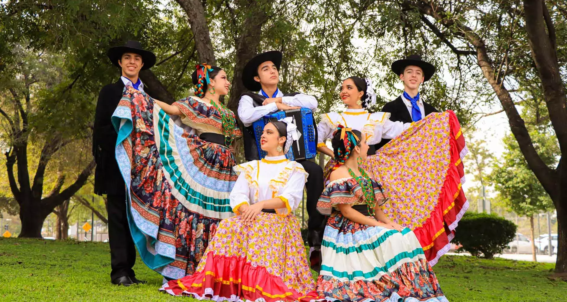 Los integrantes de Alegría Mexicana posando en el Auditorio Luis Elizondo.