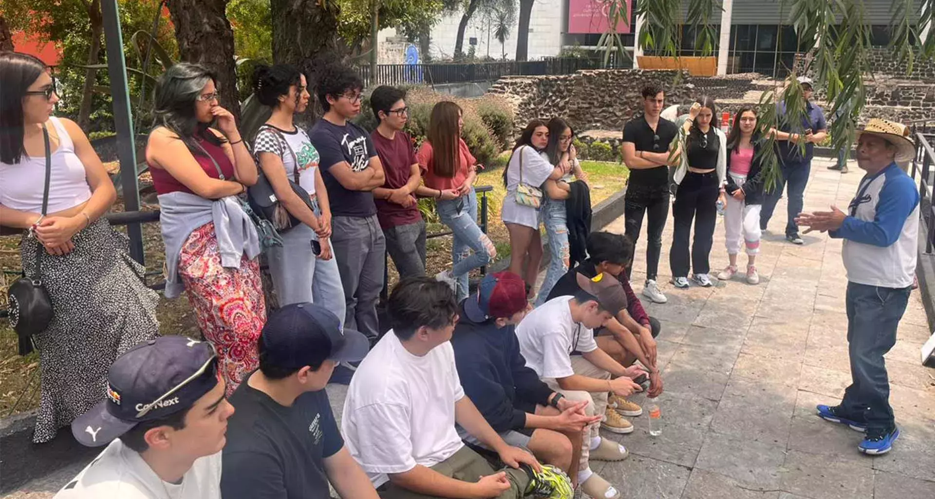 Alumos de PrepaTec Ciudad Juarez tomando un tour en la Plaza de las Tres Culturas