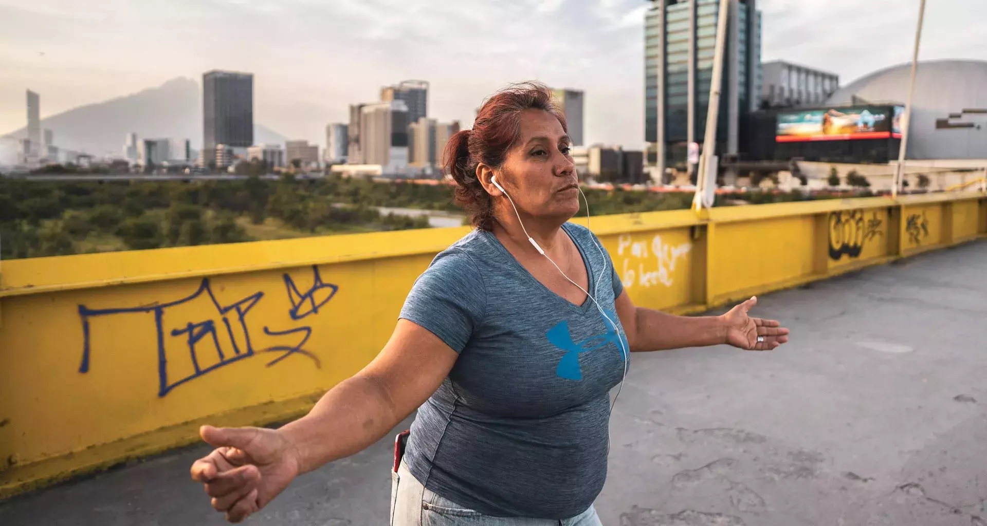 Lety Hinojosa bailando música colombiana en el puente de San Luisito.