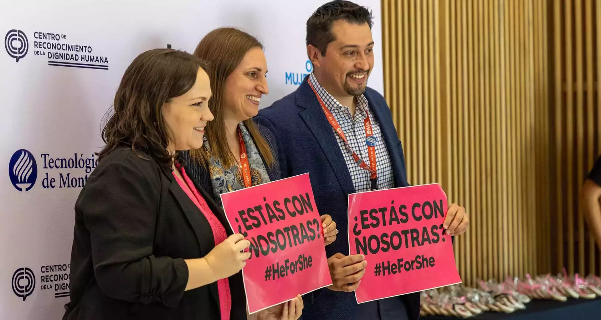 Colaboradores del Tec sosteniendo pancartas de apoyo al movimiento HeForShe de la ONU