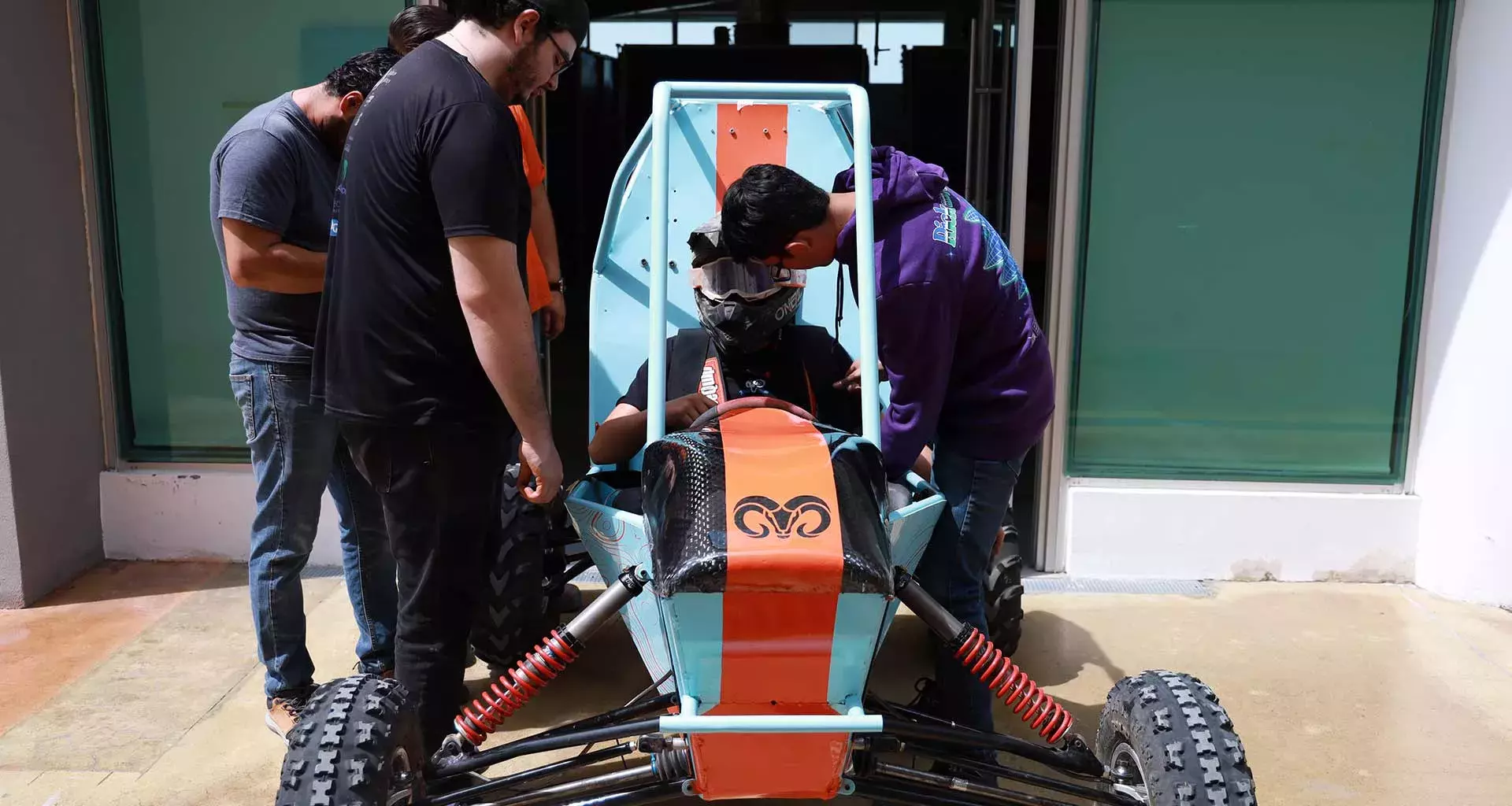 Competencia autos baja sae en la que participan alumnos del Tec Guadalajara.