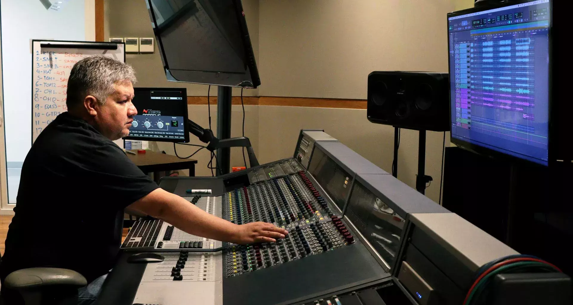 Oscar "Welito" Gonzalez en el estudio de grabación del campus Monterrey.