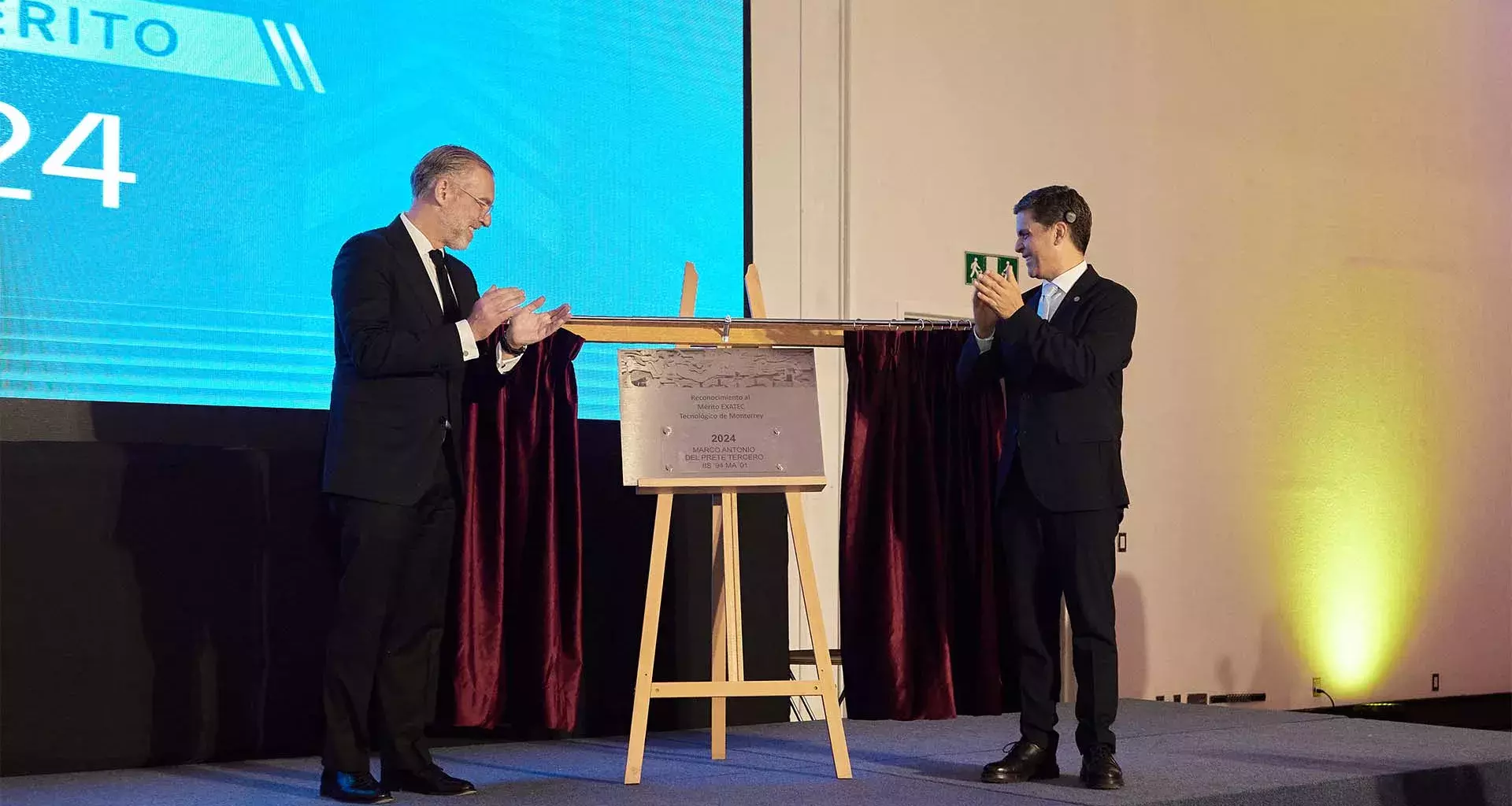 Marco Antonio y Pascual Alcocer develando la placa del premio al Mérito EXATEC 2024