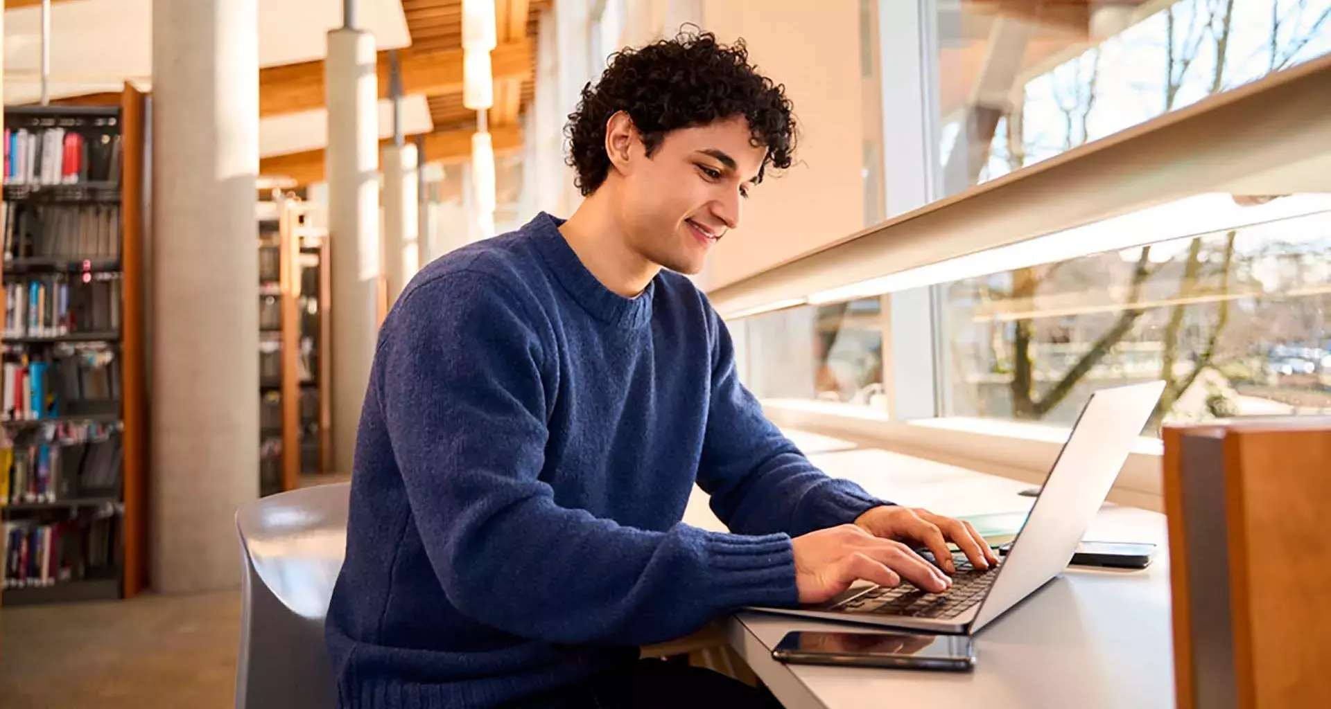 Joven estudiante utilizando su laptop