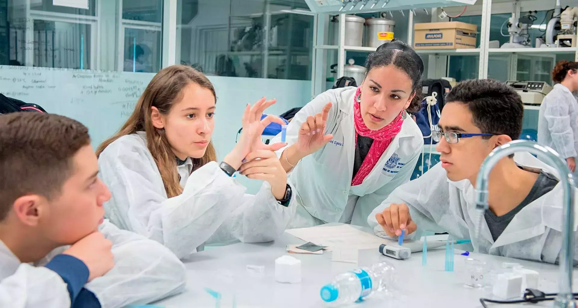 Alumnos del Tec de Monterrey realizando prácticas en un laboratorio