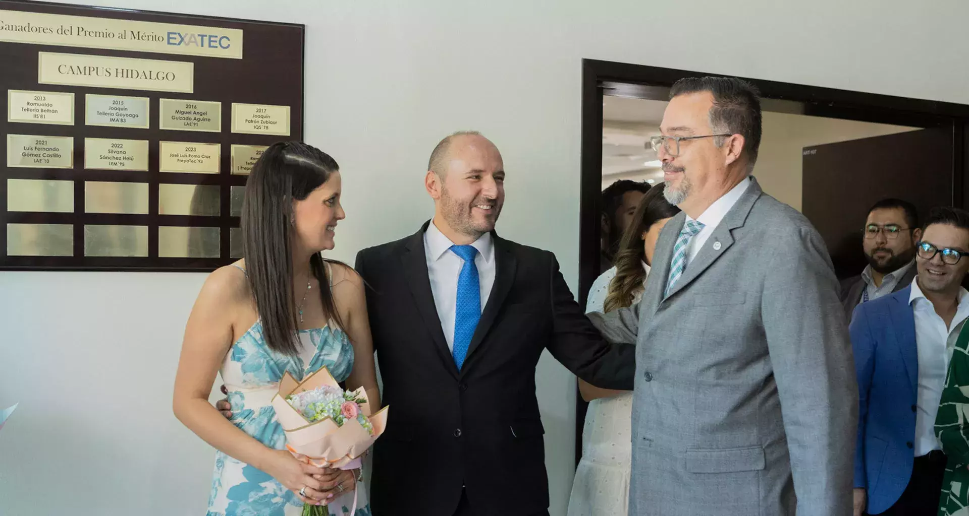 Romualdo Tellería Gómez junto a su esposa y el director de campus Hidalgo