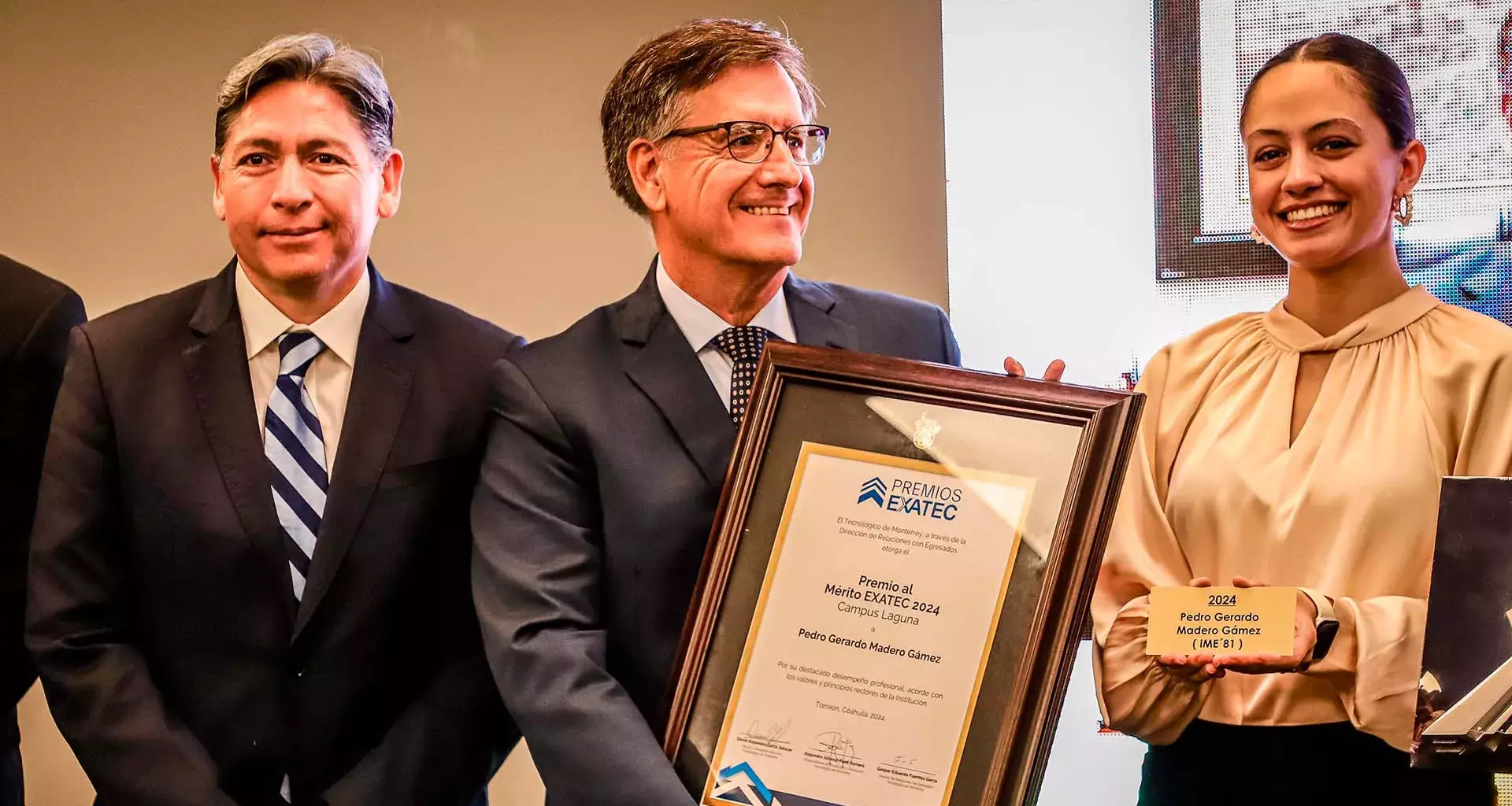 Empresario Pedro Madero sostiene el galardón Premio al Mérito EXATEC 2024 otorgado por el Tec de Monterrey campus Laguna