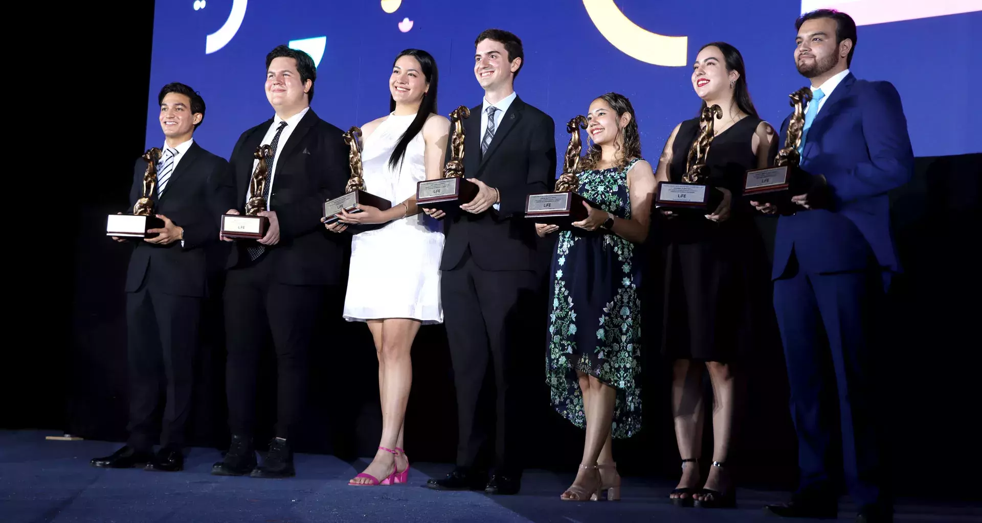 Siete estudiantes del Tec campus Monterrey, portando su Borrego de Oro.