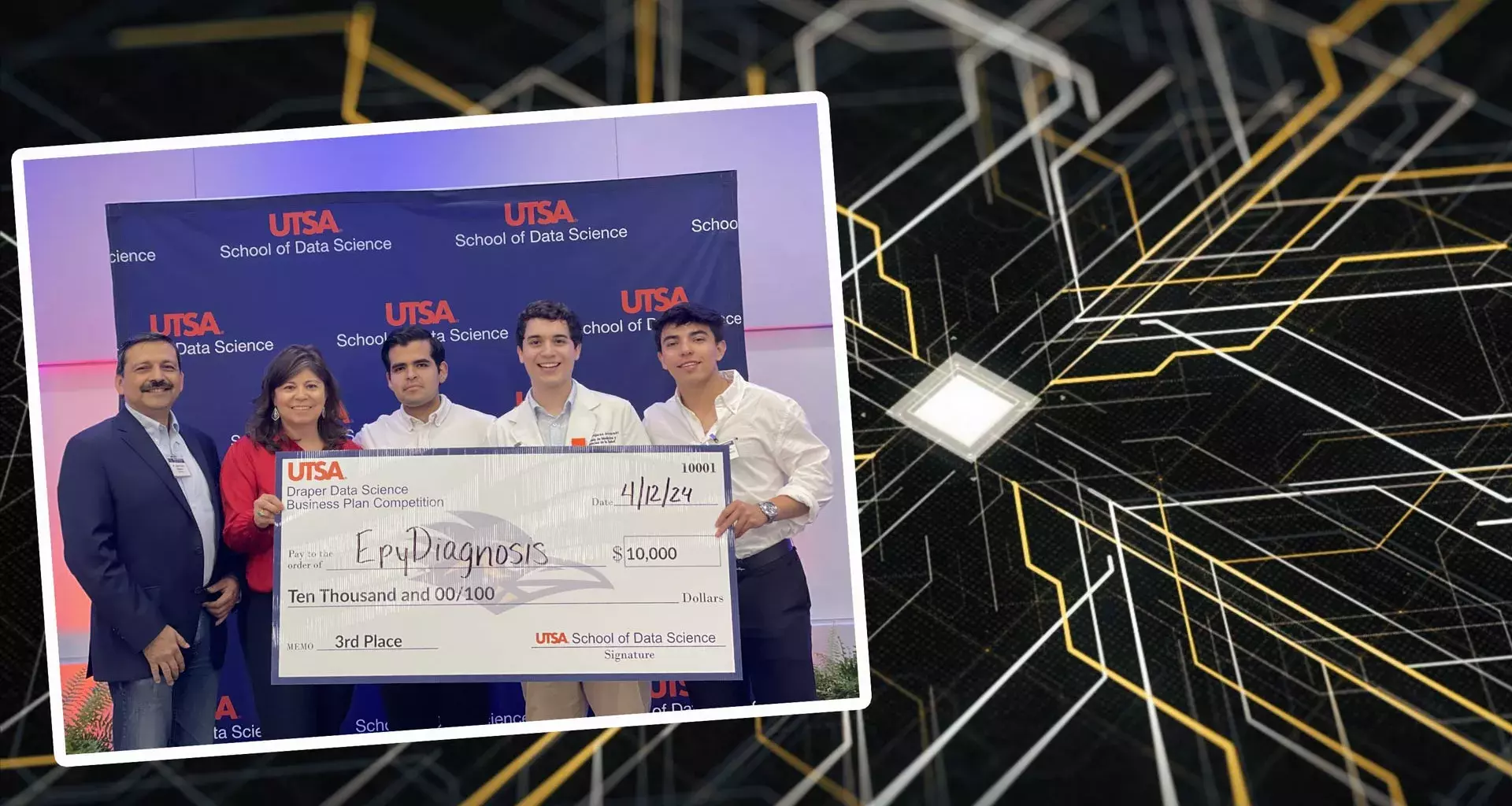 Alumnos del Tec e integrantes de EpyDiagnosis posan con su premio del UTSA.