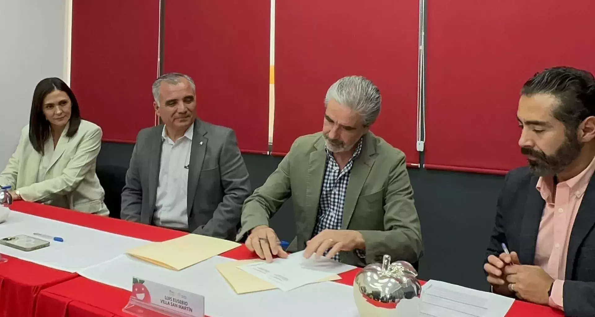 Firma de convenio Tec campus Puebla con banco de alimentos