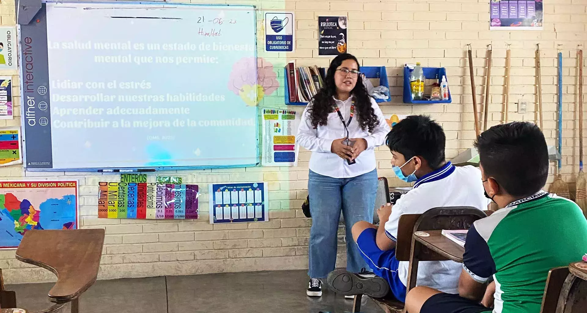 Eugenia Berenice Bernal exponiendo un tema sobre salud mental en una escuela.