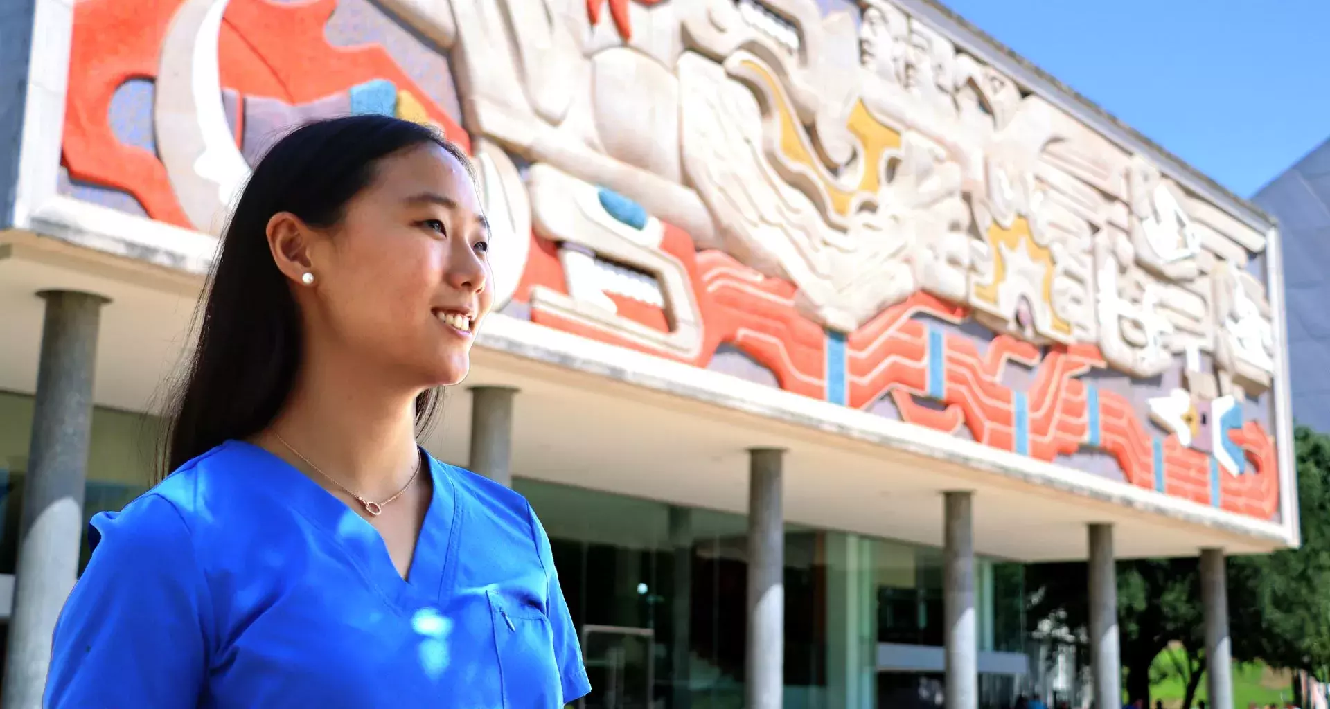 Cecilia Lee frente al edificio de Rectoría, en campus Monterrey.