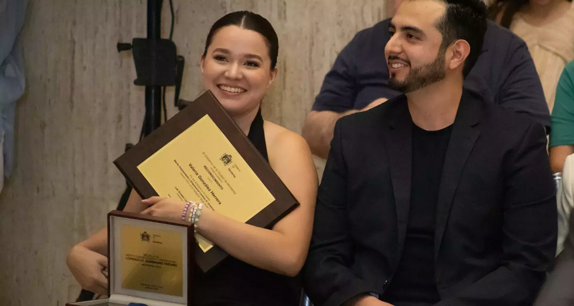 Graduados de campus Mty, Valeria González y Ricardo Cevada ganan Medalla al Mérito Emprendedor