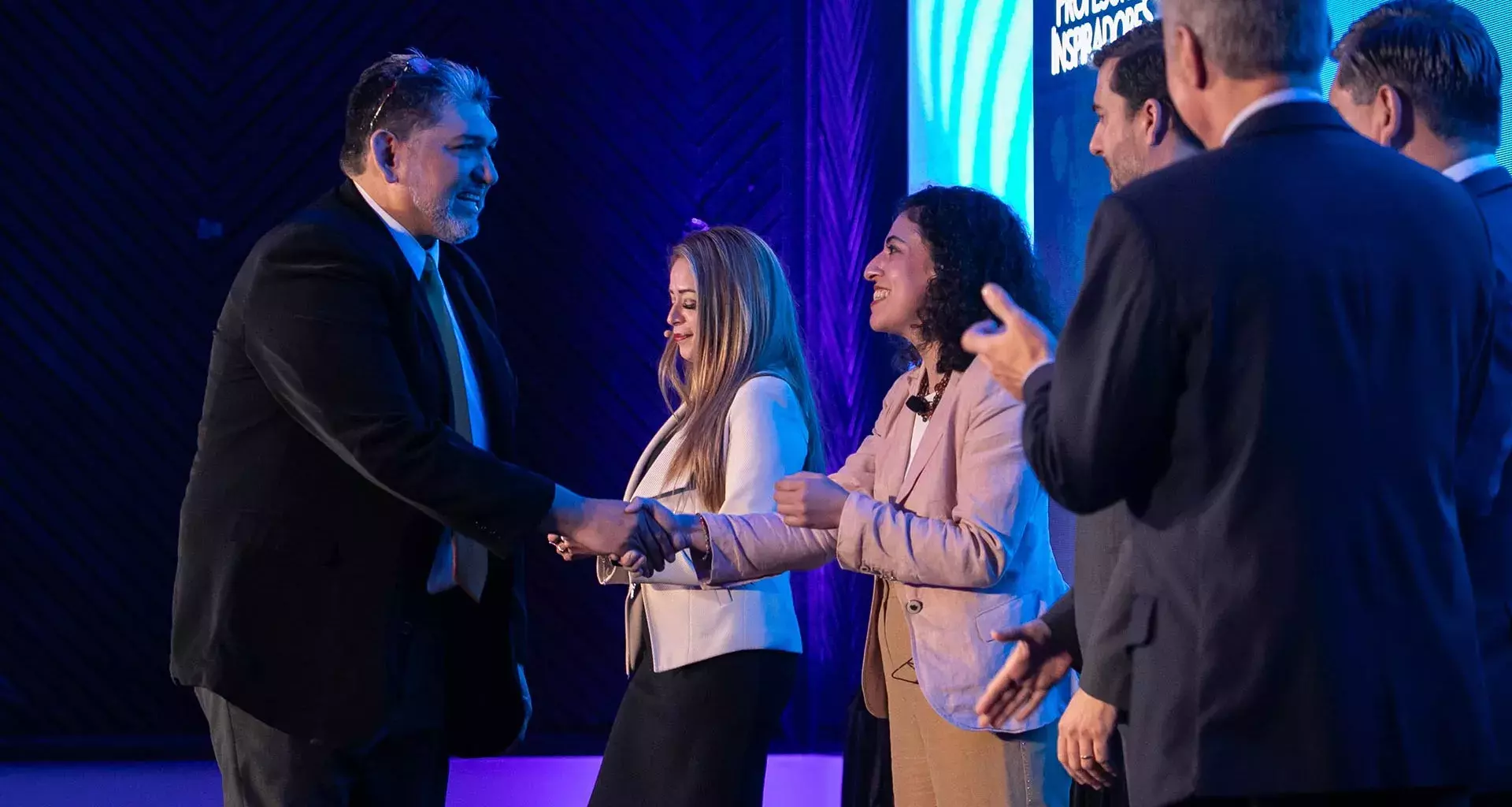 Juan Gabino recibiendo premio como Profesor inspirador