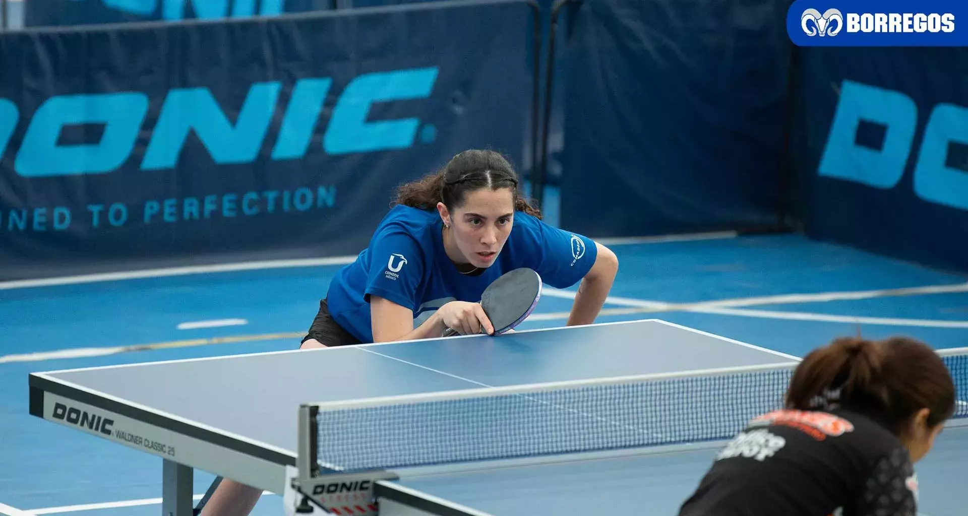 Lucía Fernández, en competencia de tenis de mesa con Borregos Monterrey.