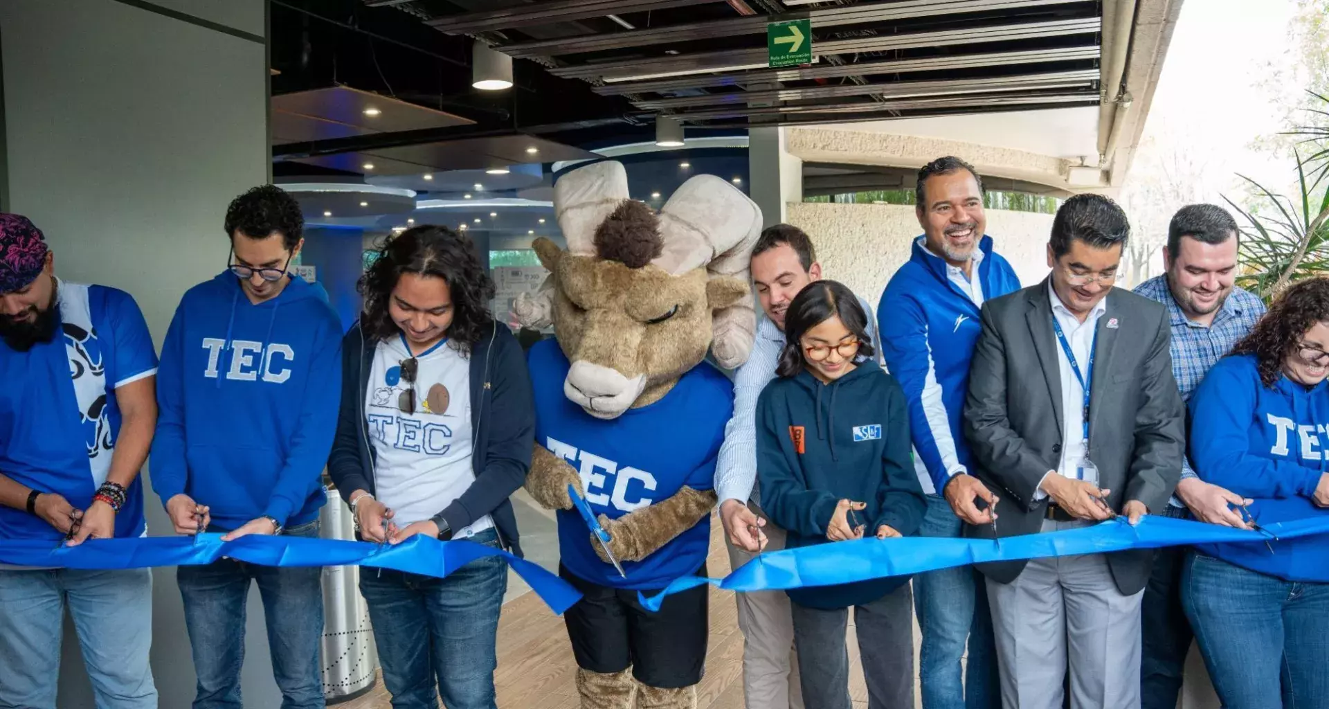 Tesu y los directivos cortando el listón en la inauguración de la Zona Gamer en PrepaTec Puebla