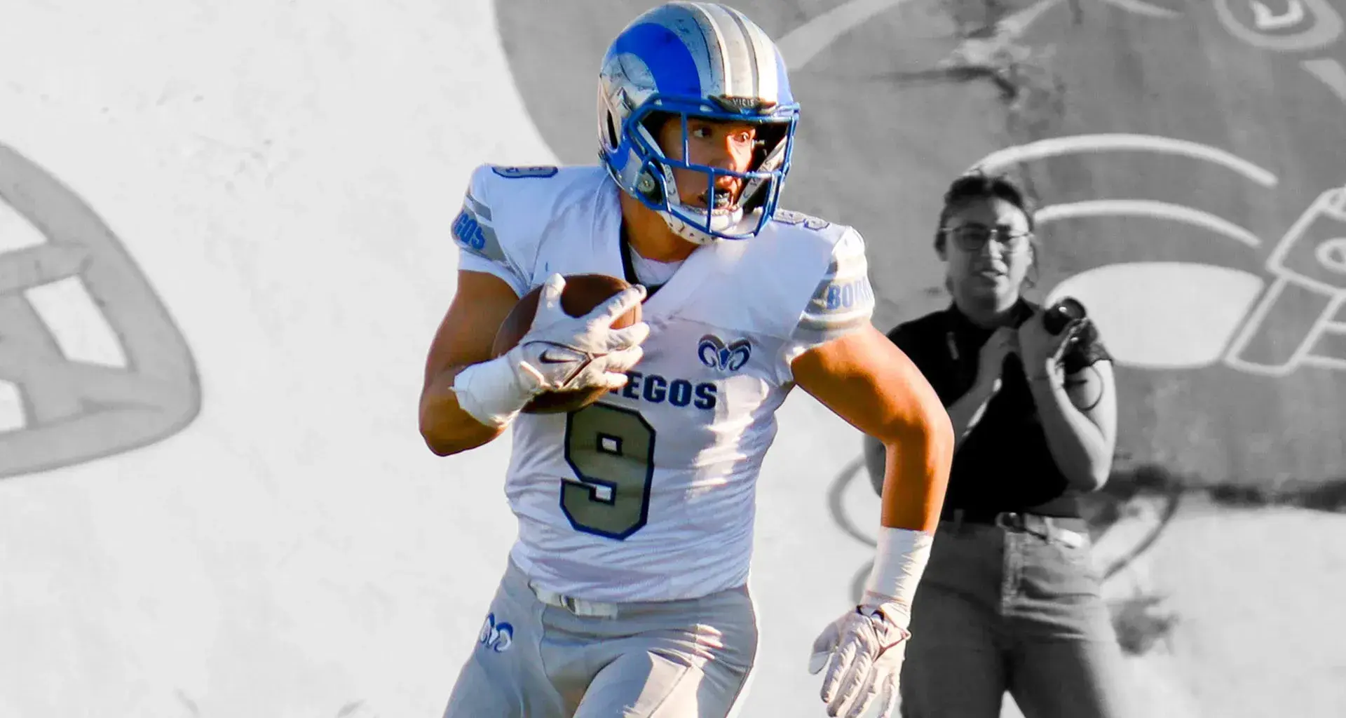 Ayner Hernández, jugador de futbol americano de Borregos Laguna usa jersey blanco y corre con el ovoide