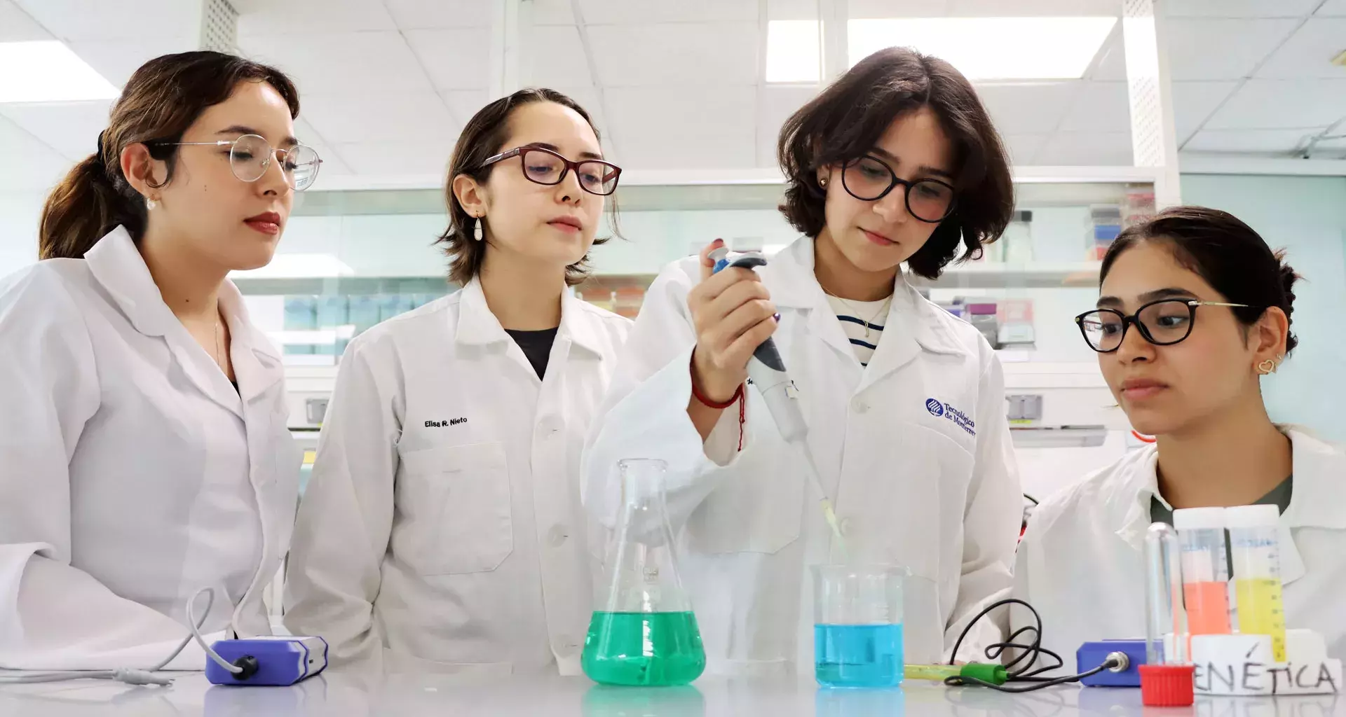 Alumnas del Tec trabajan sobre su proyecto de iGEM en el laboratorio del campus Monterrey.