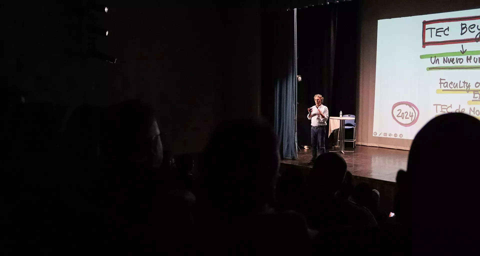 Sergio Fajardo en conferencia en el recinto Imagina, León, Guanajuato