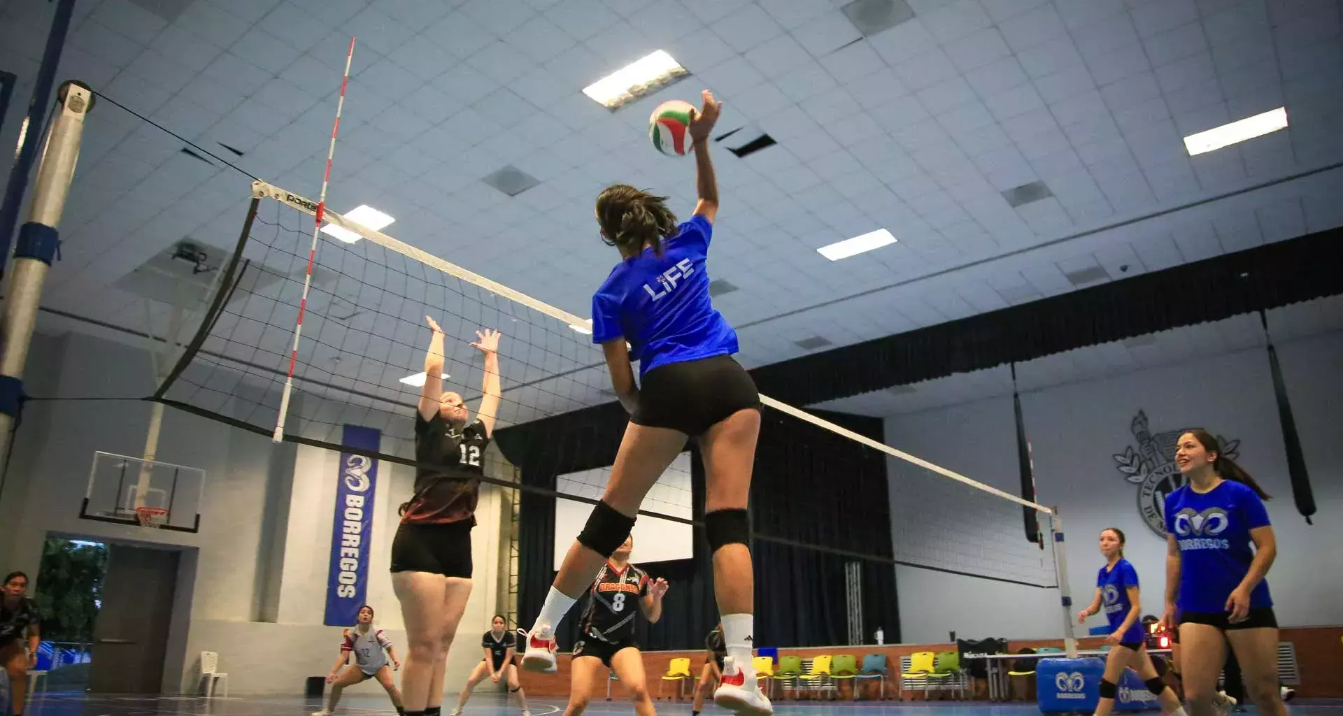 Danna Lorein jugando voleibol en las canchas de Tec campus Tampico