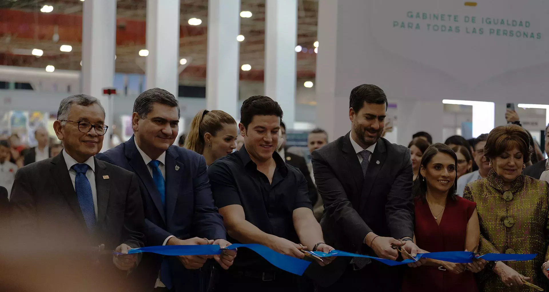 Momento del corte del listón en la inauguración de la Feria Internacional del Libro Monterrey 2024.