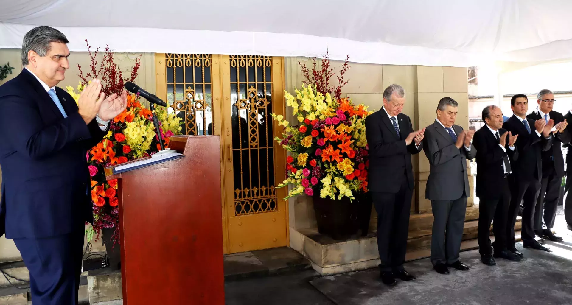 Directivos durante la guardia de honor en el Panteón del Carmen.