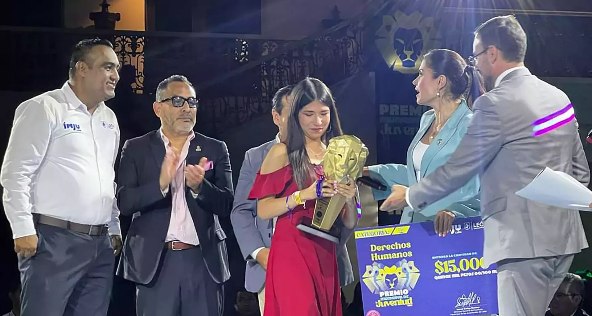 Alessandra recibiendo el Premio Municipal a la Juventud 2024 categoría Derechos Humanos