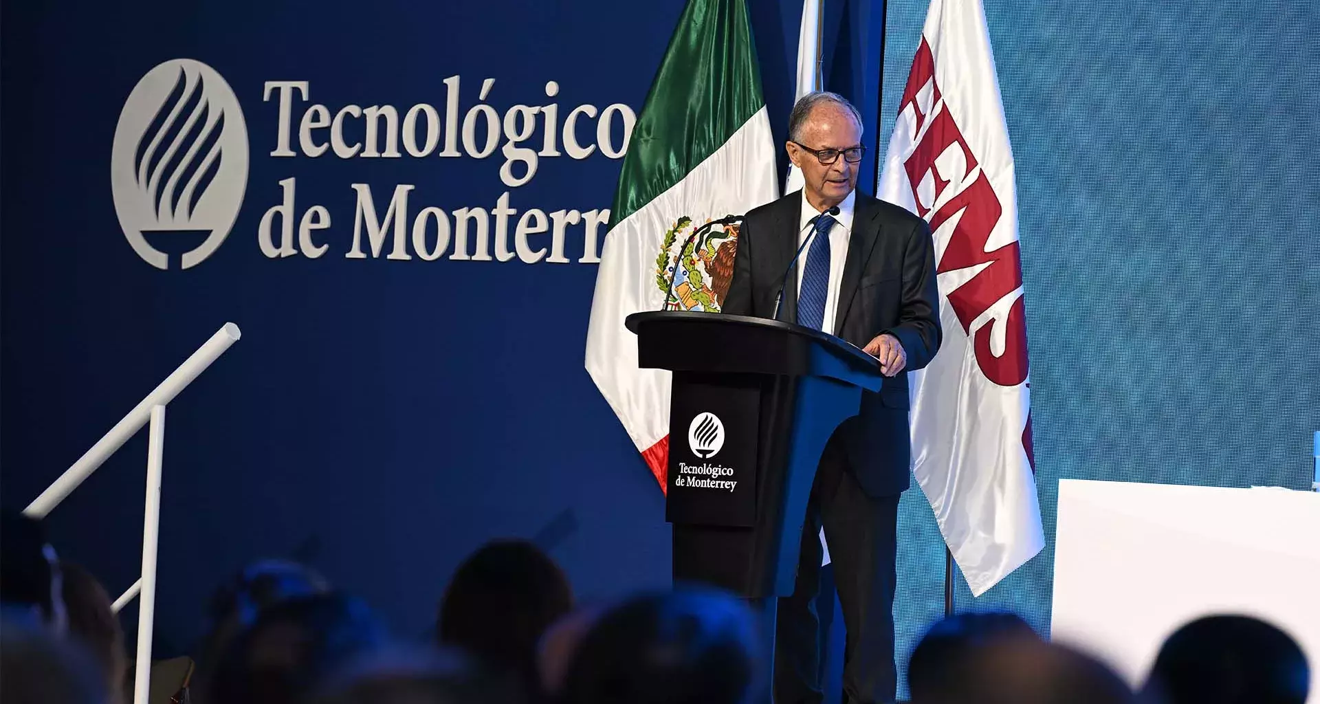 José Arteaga dando su discurso al recibir su premio