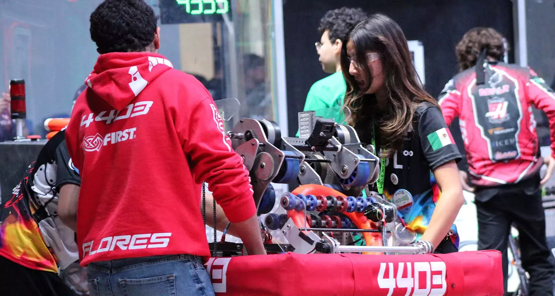 Equipo de robótica 4403 ROULT PrepaTec Laguna en competencia llevando el robot que los clasificó al mundial de FIRST 2024