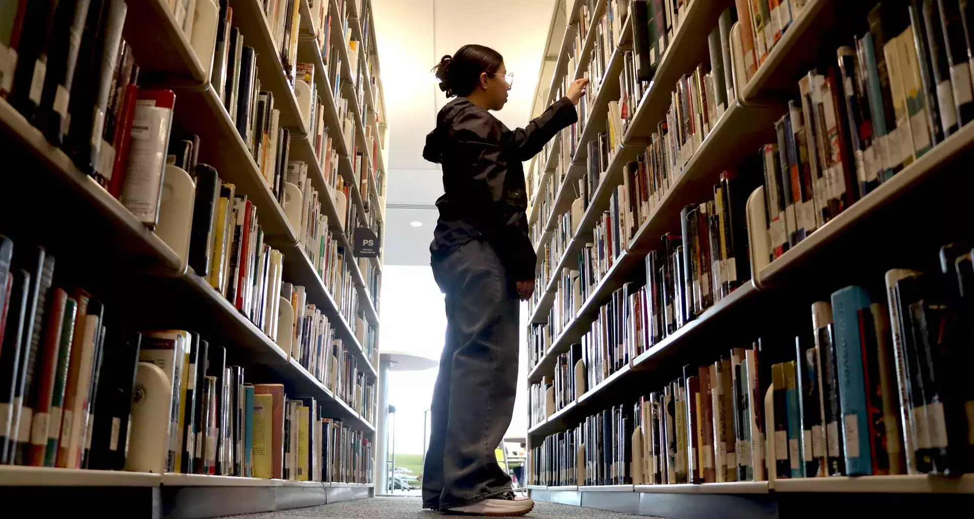 Viridiana Gutiérrez busca un libro en la biblioteca del Tec, Campus Monterrey.