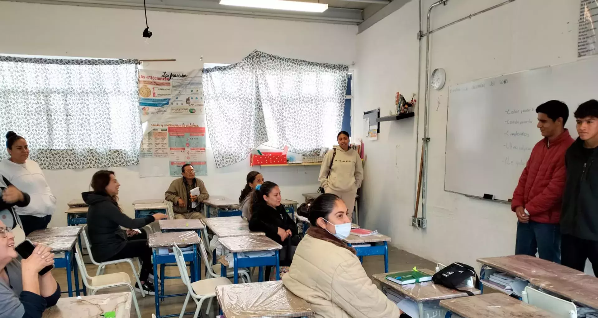 Mauricio y Carlos Andrés impartiendo taller a padres de familia