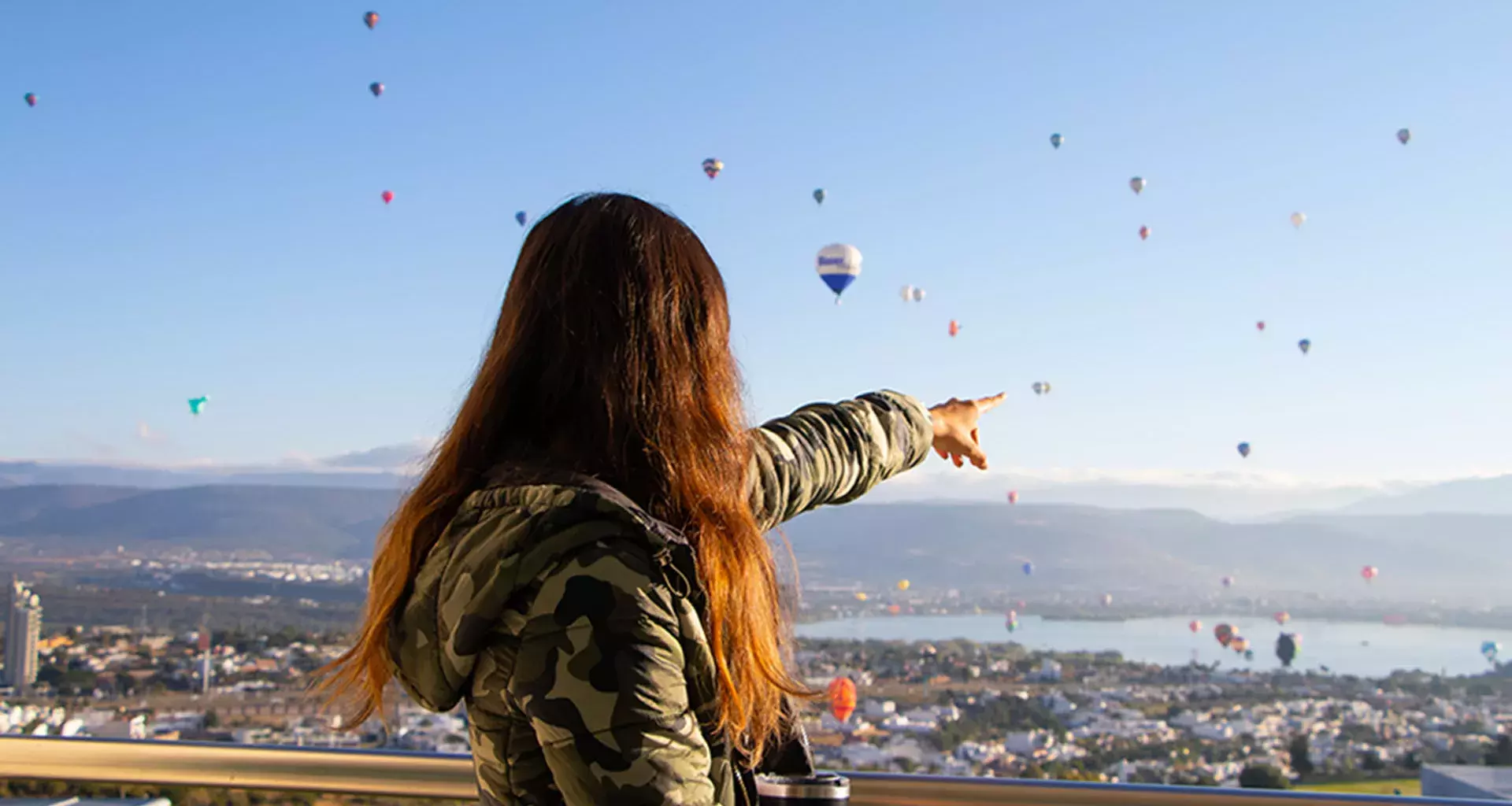 Alumna tec presenciando el vuelo de globos aerostáticos