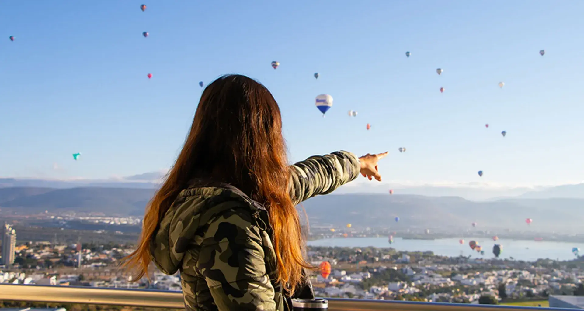 Alumna tec presenciando el vuelo de globos aerostáticos
