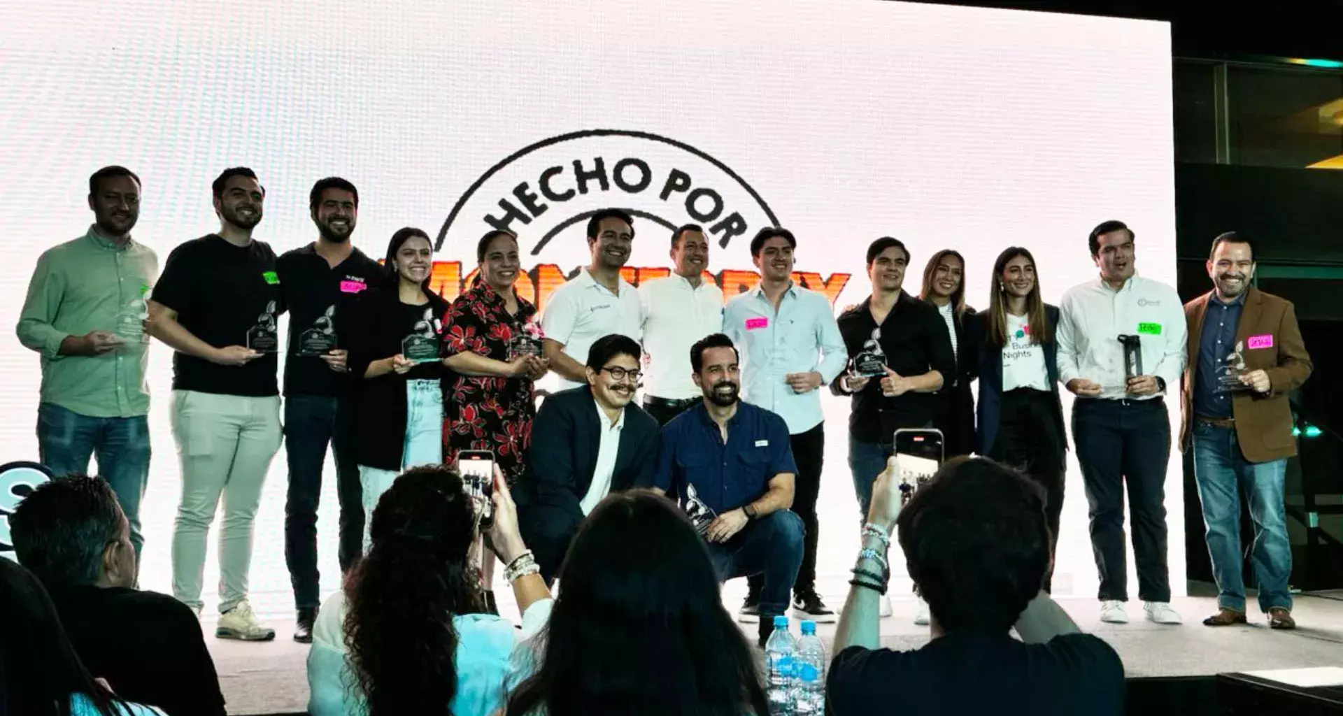 Ganadores del Programa de Emprendimiento Base Tecnológica recibiendo su reconocimiento.