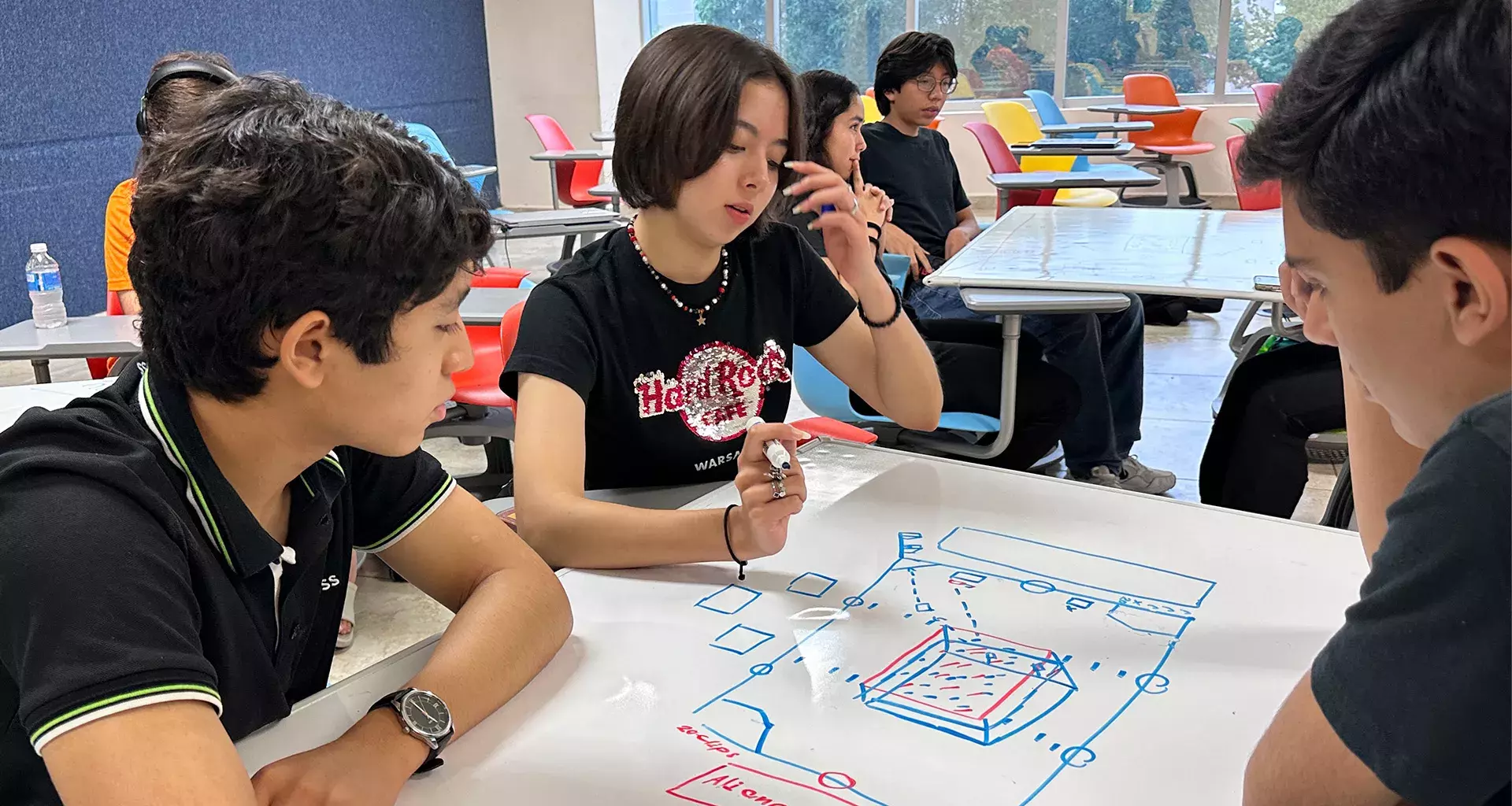 Las y los nuevos integrantes de ROULT se preparan para la competencia de robótica FIRST Tech Challenge