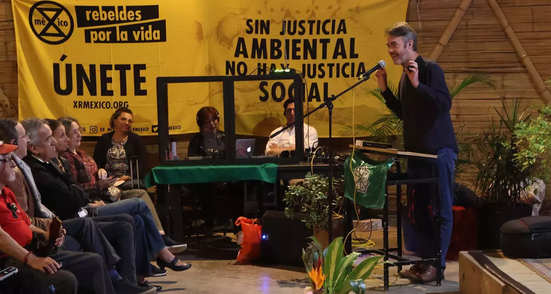 Jem Bendell during the presentation of his book in Mexico City.