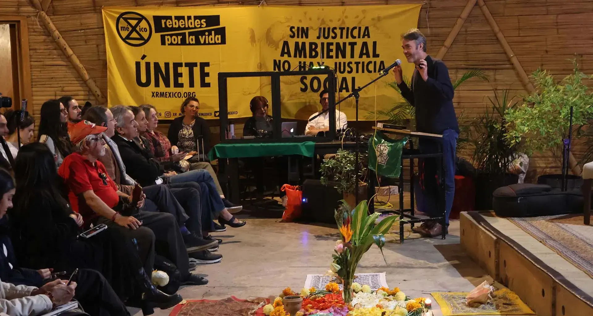 Jem Bendell durante la presentación de su libro en Ciudad de México