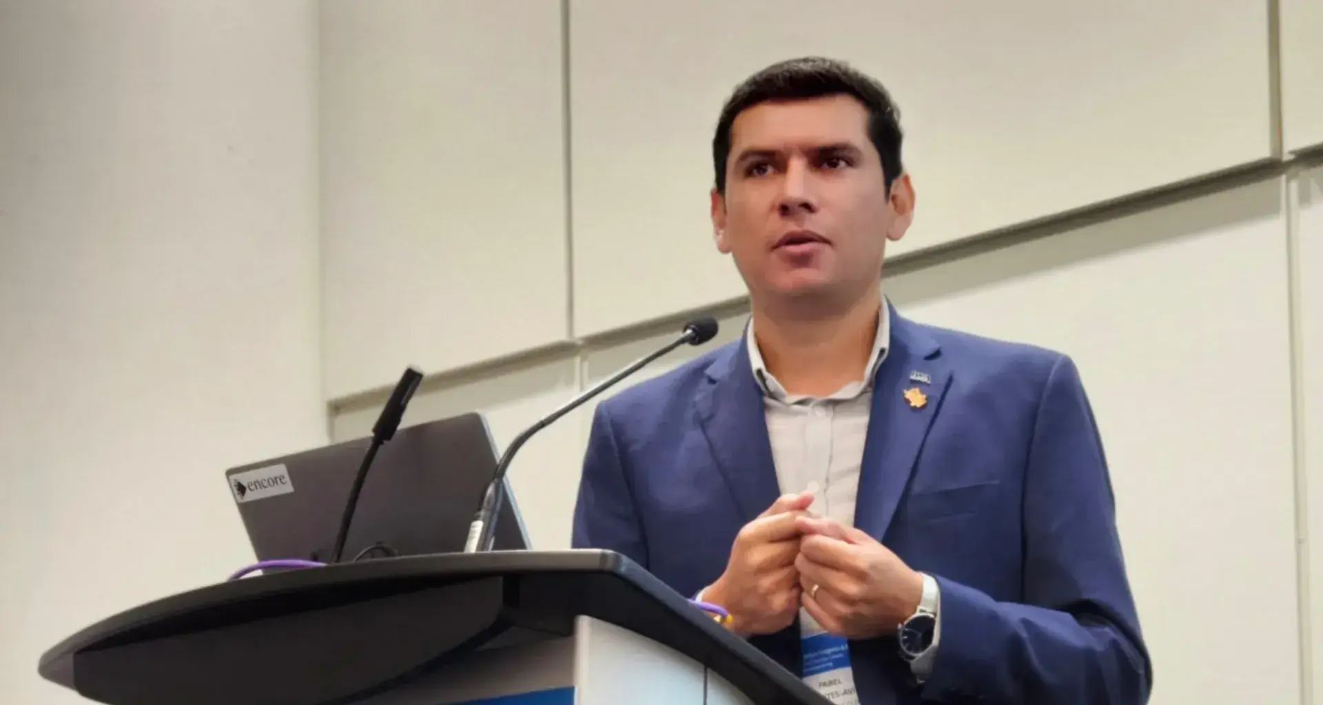Profesor Tec campus Puebla presenta estrategia ante la International Water Association