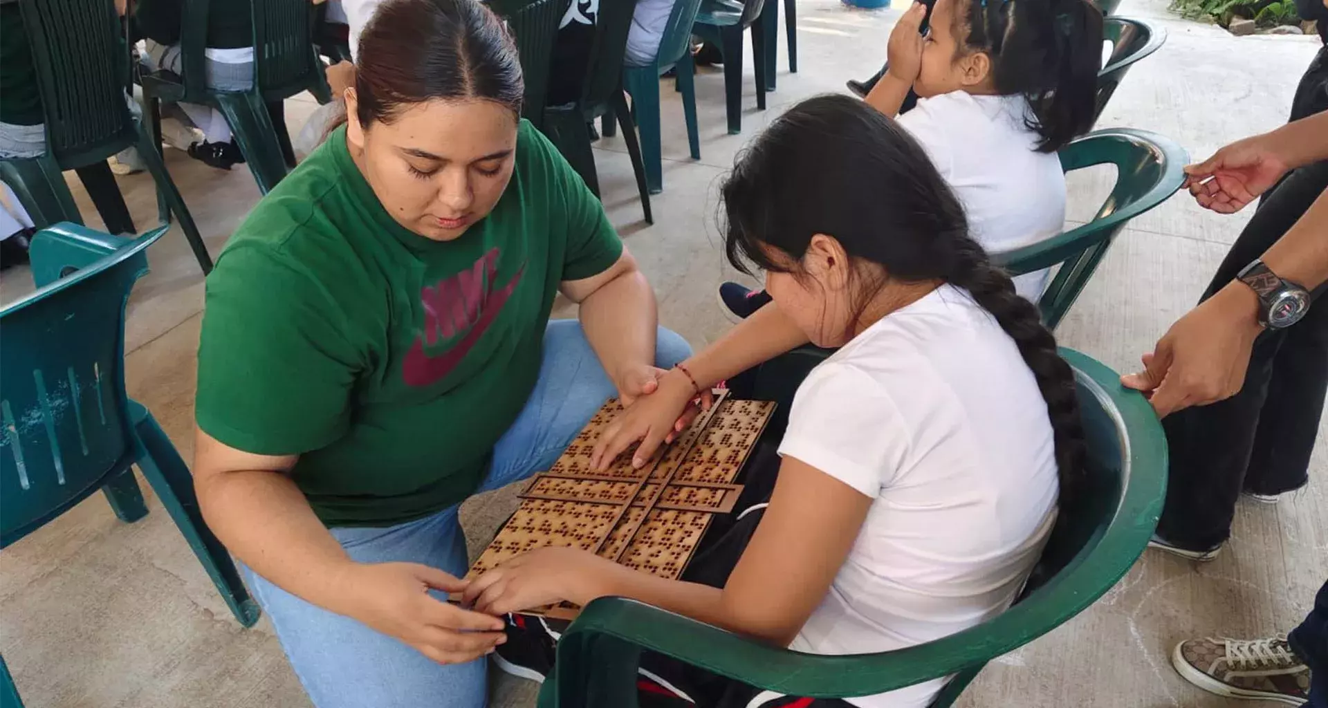 Estudiantes de Ingeniería del Tec campus Cuernavaca crean herramientas educativas accesibles y sustentables para niños con debilidad visual y colaboran con expertos internacionales.