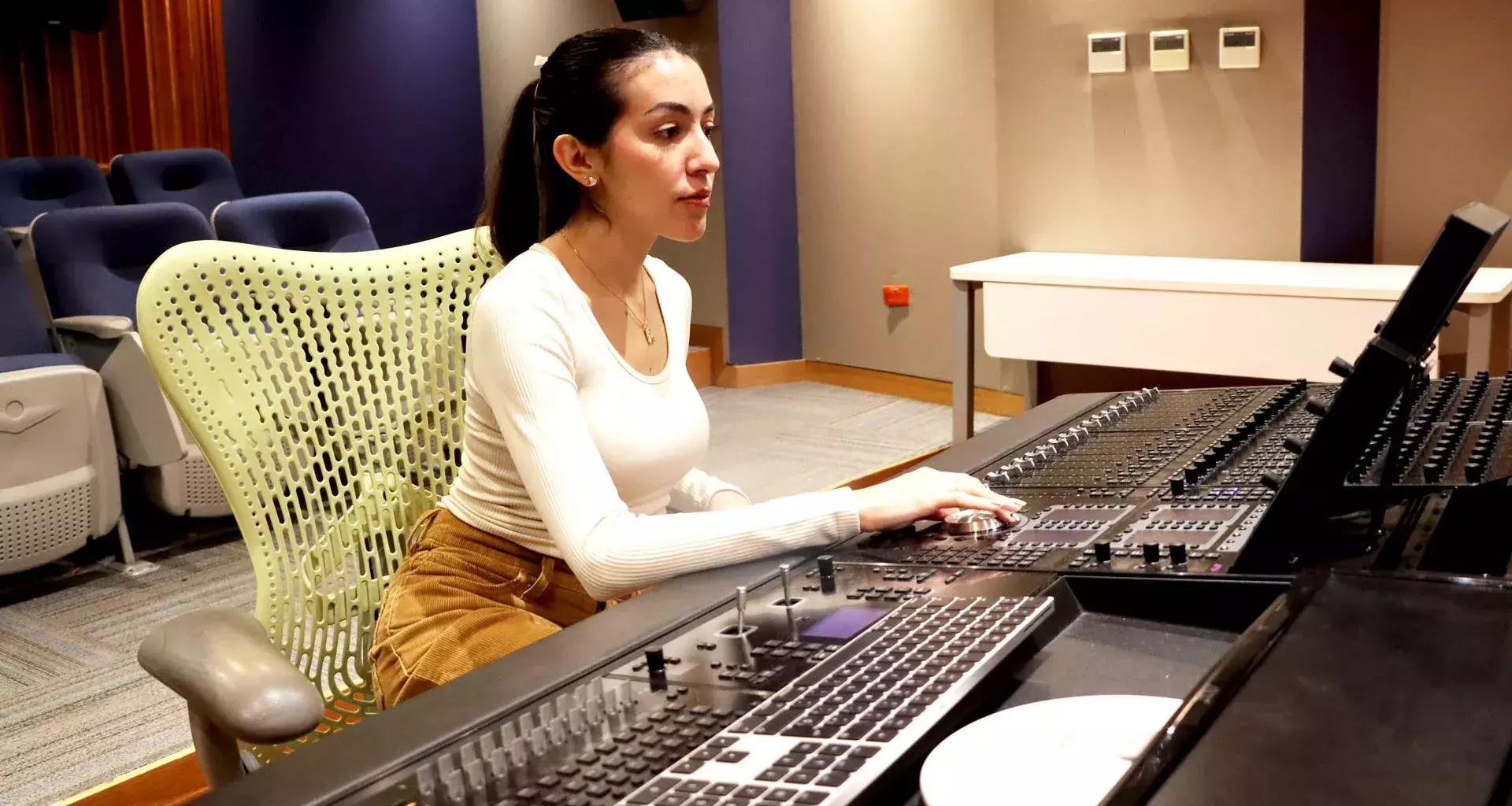 Alexa Castillo en el estudio de la carrera de Tecnología y Producción Musical del Tec.