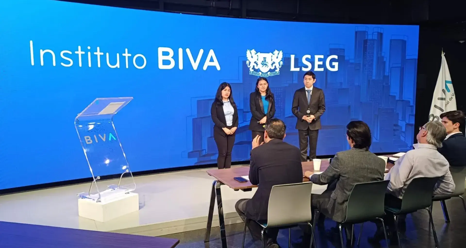 Alumnos del Tec campus Puebla ganan tercer lugar en concurso internacional FINANHACK