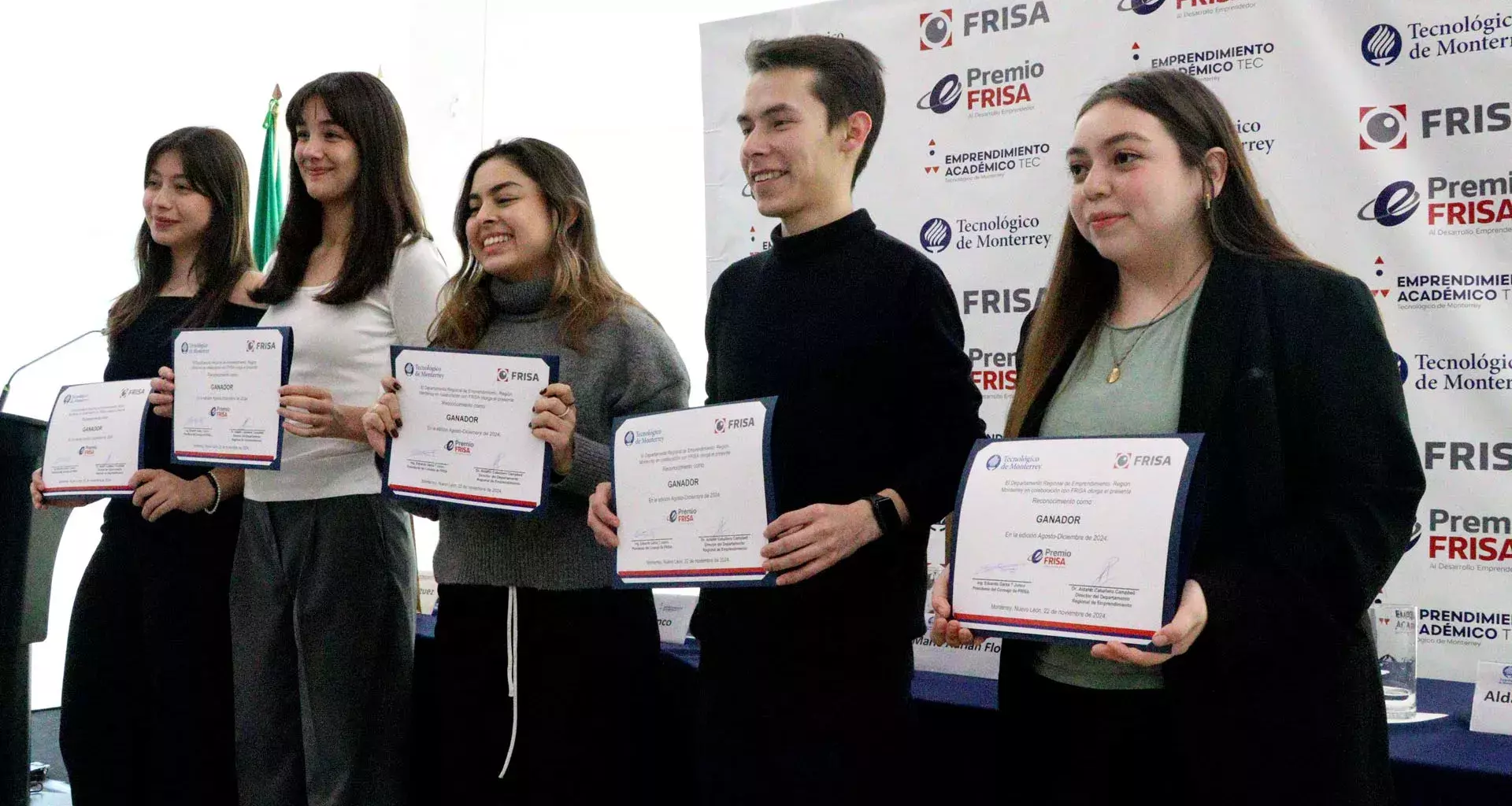 Los 5 ganadores del Premio Frisa 2024 posando con sus reconocimientos.