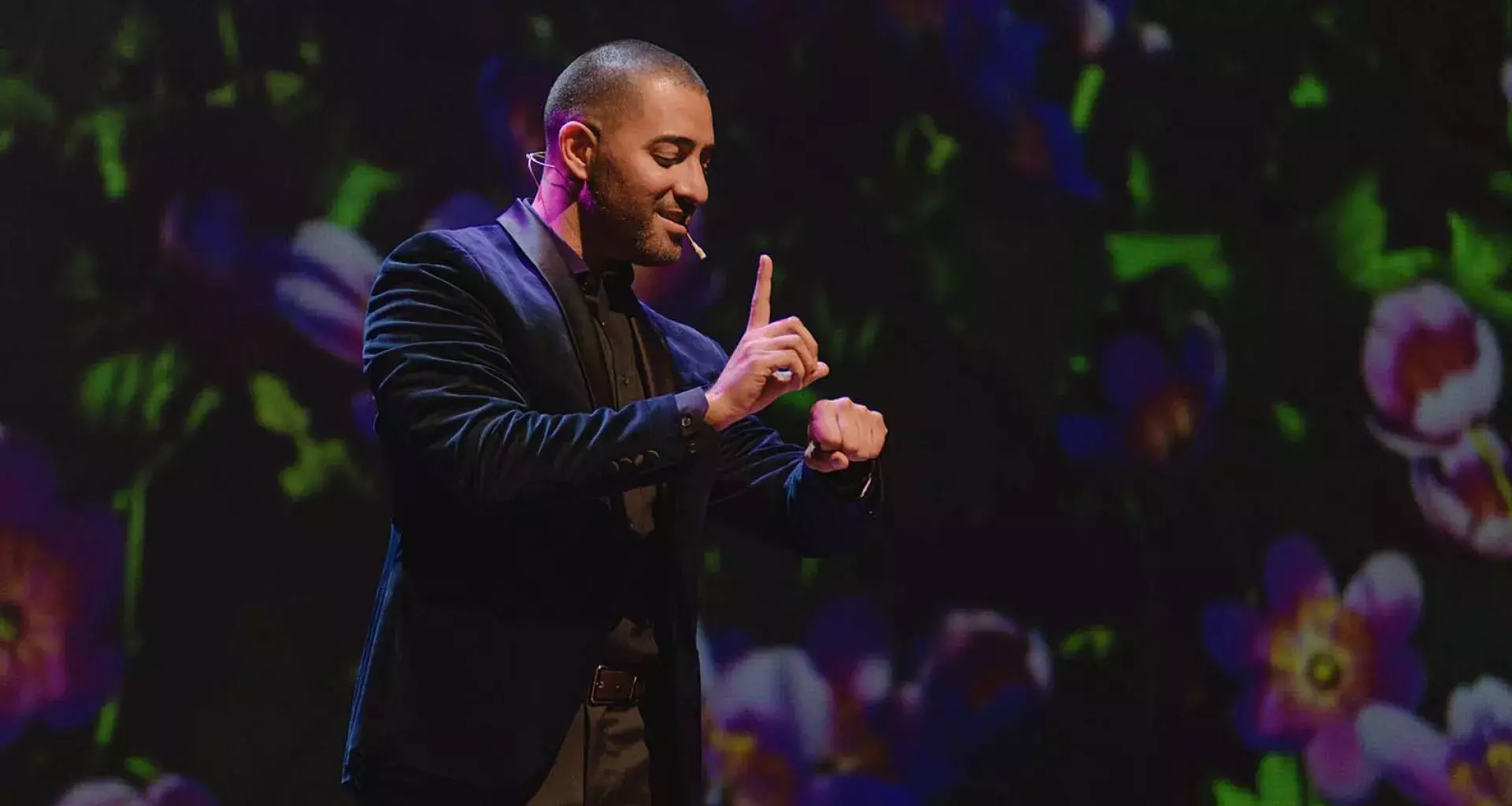 Luis Gerardo Ayala interpreta con la voz y las manos