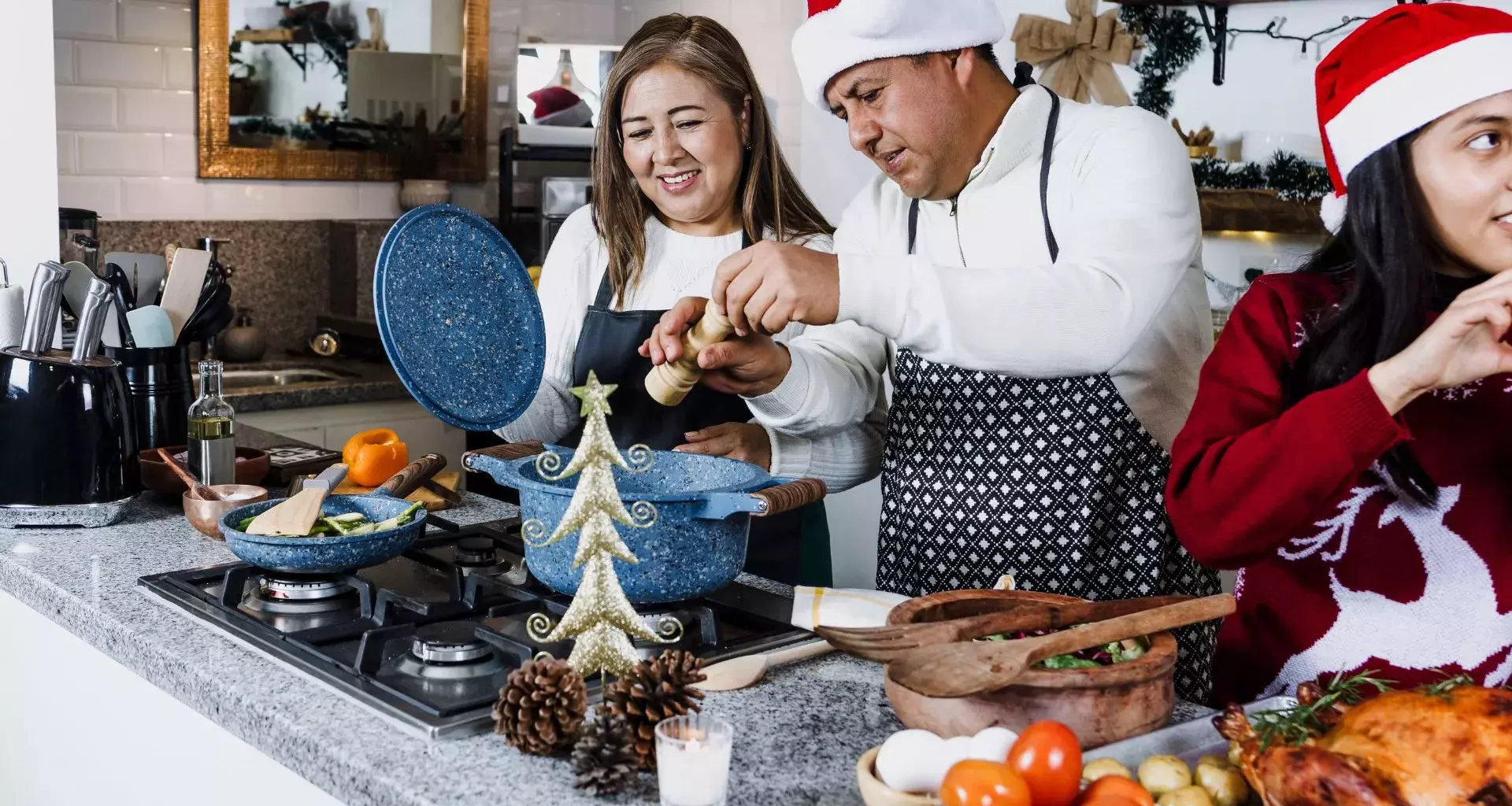 Familia mexicana preparando comida en navidad