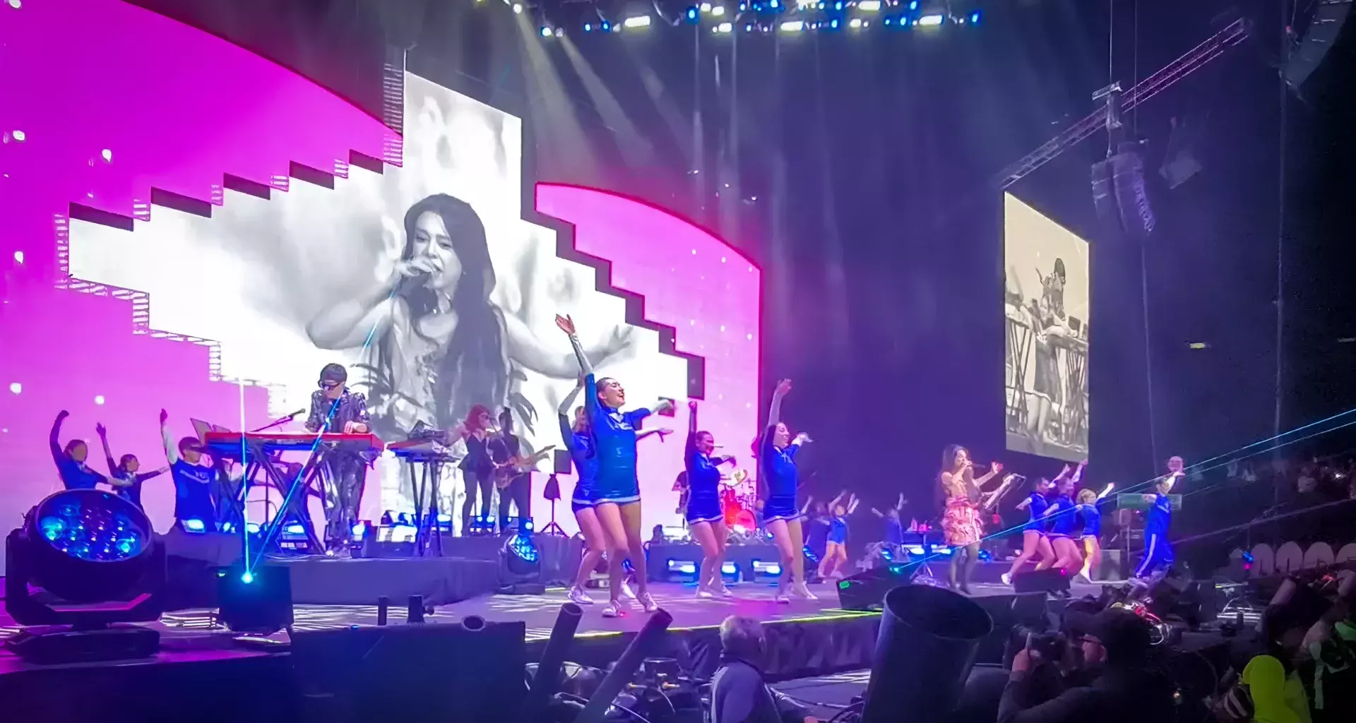 Estudiantes de la compañía de danza moderna del Tec de Monterrey, campus Hidalgo, bailaron en el escenario del Palacio de los Deportes durante el concierto de Belanova el 27 de noviembre.